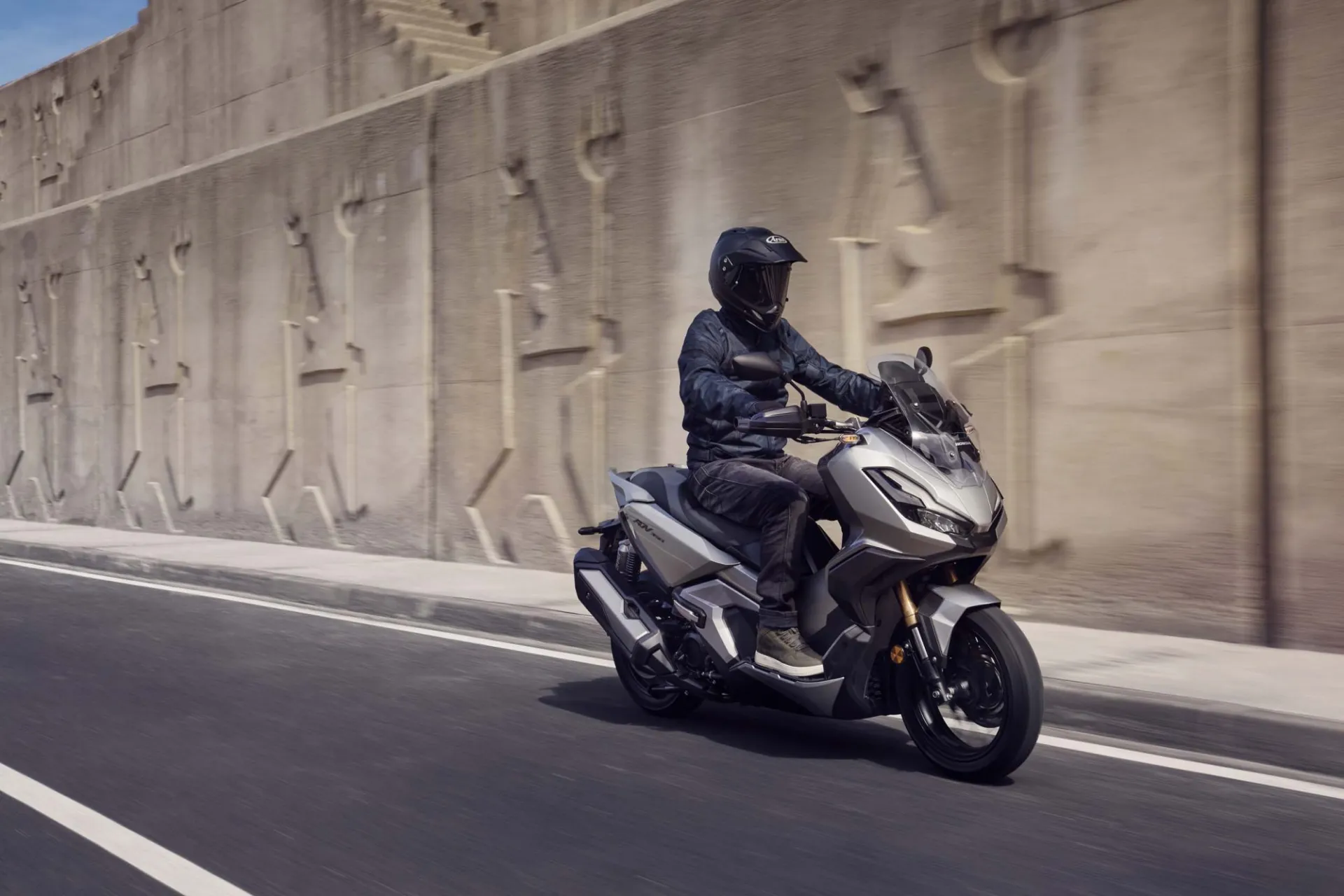 Honda ADV 350 + topcase [20]