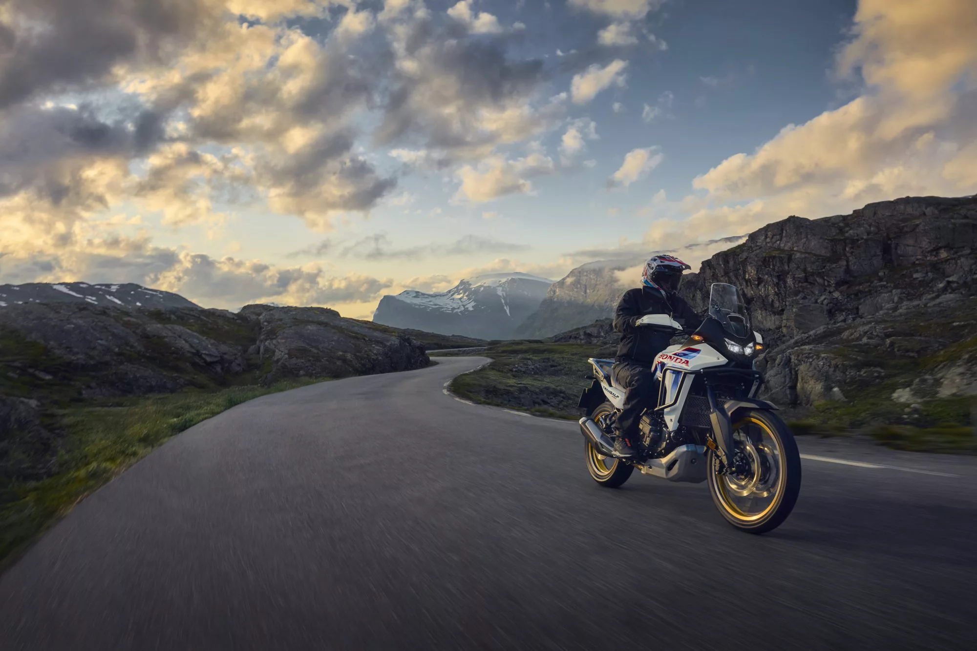 Honda Transalp 750 (E-Clutch) [6]