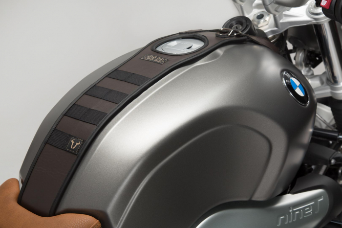 Legend Gear tank strap set BMW R nineT models (14-). With LA1 accessory bag. [2]