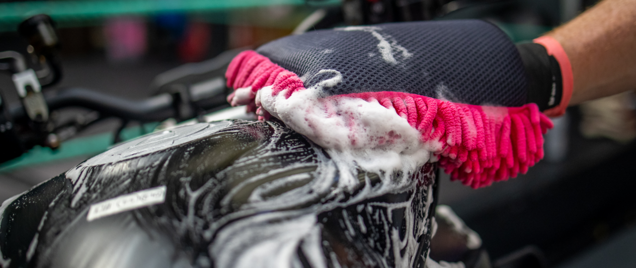 Set Manusi Curatare 2 in 1 Muc-Off Wash Mitt [4]