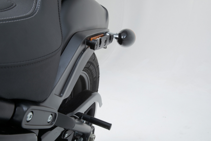 Sistem fixare geanta laterala stanga SLH Harley-Davidson Softail Fat Bob / S (17-). [2]