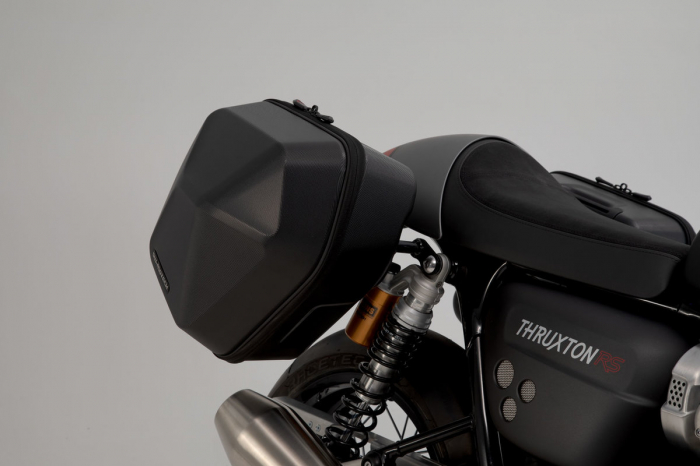 Suport geanta SLC stanga Triumph Thruxton RS (19-). [6]