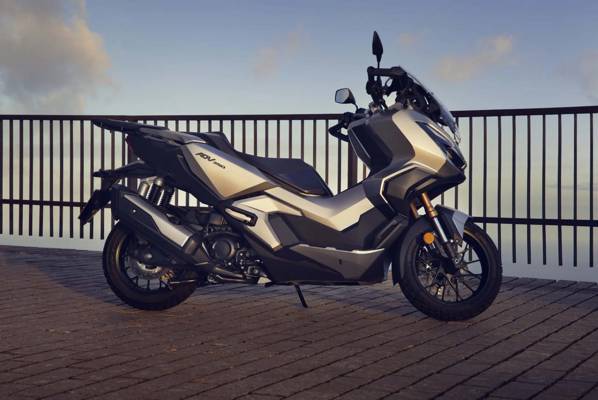 Honda ADV 350 + topcase [2]