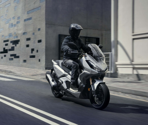 Honda ADV 350 + topcase [21]