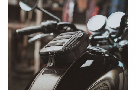 Legend Gear tank strap set Triumph models (04-). With LA1 accessory bag. [2]