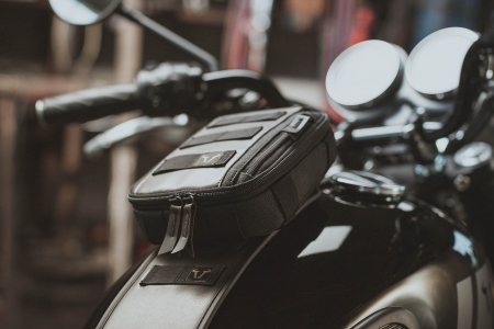 Legend Gear tank strap set Triumph models (15-). With LA2 accessory bag. [2]