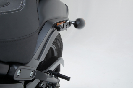 Sistem fixare geanta laterala stanga SLH Harley-Davidson Softail Fat Bob / S (17-). [1]