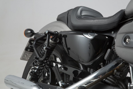 Suport geanta SLC dreapta Harley Sportster models (04-). [1]