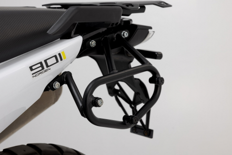 Suport geanta SLC stanga Husqvarna Norden 901 (21-). [3]