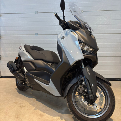 Scootere - Yamaha XMAX 300 Tech Max+ ABS | An 2025 | Y00436
