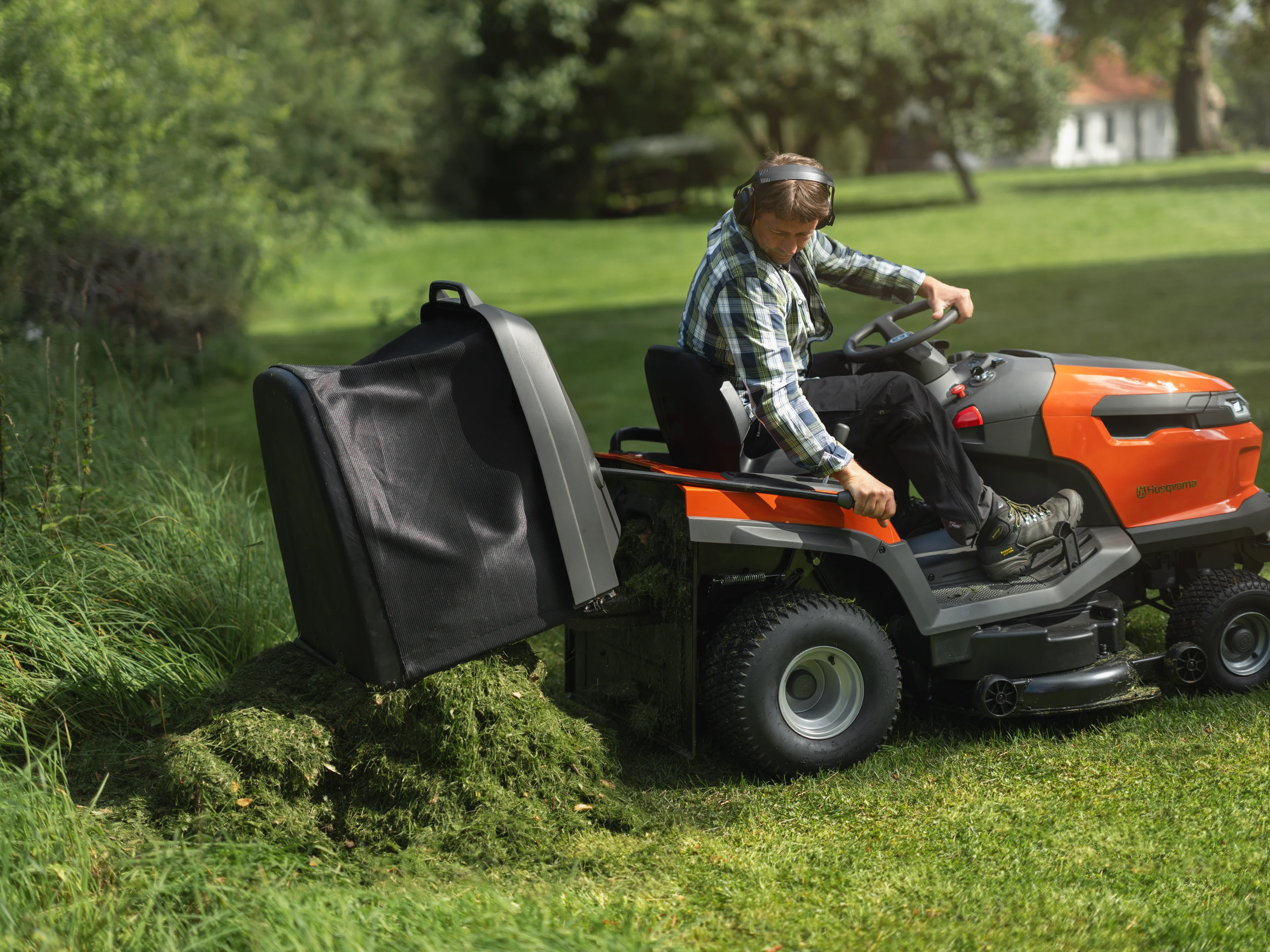 Tractor pentru tuns gazonul Husqvarna TC 220T [3]