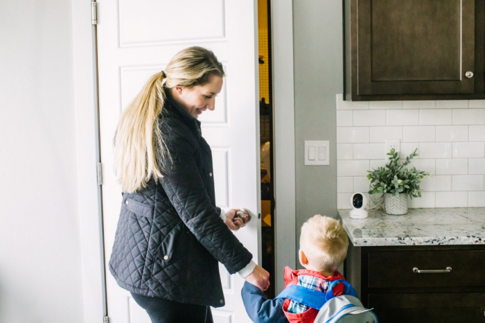 Surveillance camera package with 64GB MicroSD Card, Reolink E1-V2 WIFI, 3MP resolution [8]