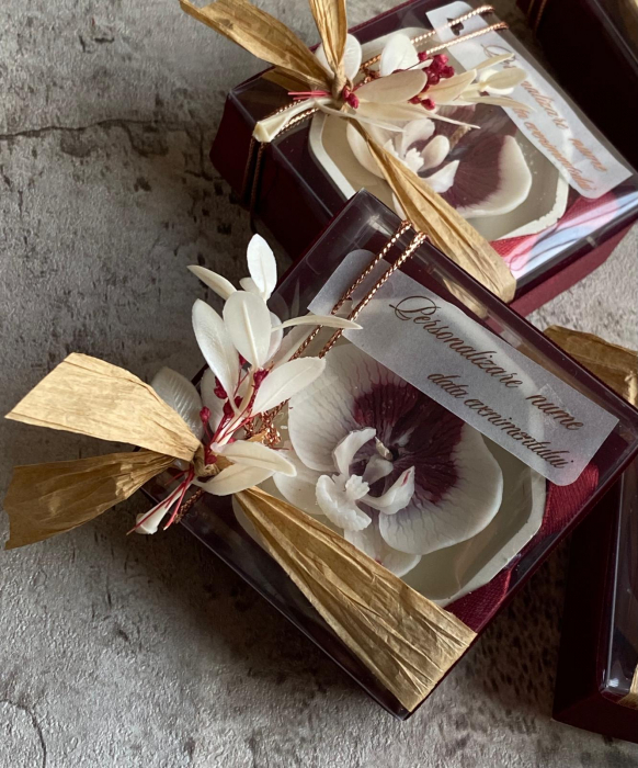 Marturii Orhidee alb visiniu, lumânări parfumate din ceară de soia, floare lucrată manual, cutie transparentă și fundă burgundy. Cadou elegant pentru nuntă și botez.  Imagine. Marturii nunta botez Orhidee alb visiniu, lumânări parfumate handmade din ceară soia, cutie transparentă elegantă cu fundiță burgundy, cadou rafinat pentru invitați. [5]