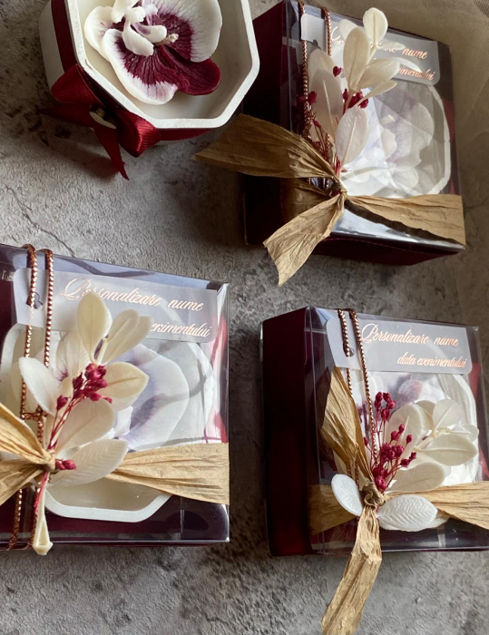 Marturii Orhidee alb visiniu, lumânări parfumate din ceară de soia, floare lucrată manual, cutie transparentă și fundă burgundy. Cadou elegant pentru nuntă și botez.  Imagine. Marturii nunta botez Orhidee alb visiniu, lumânări parfumate handmade din ceară soia, cutie transparentă elegantă cu fundiță burgundy, cadou rafinat pentru invitați. [8]