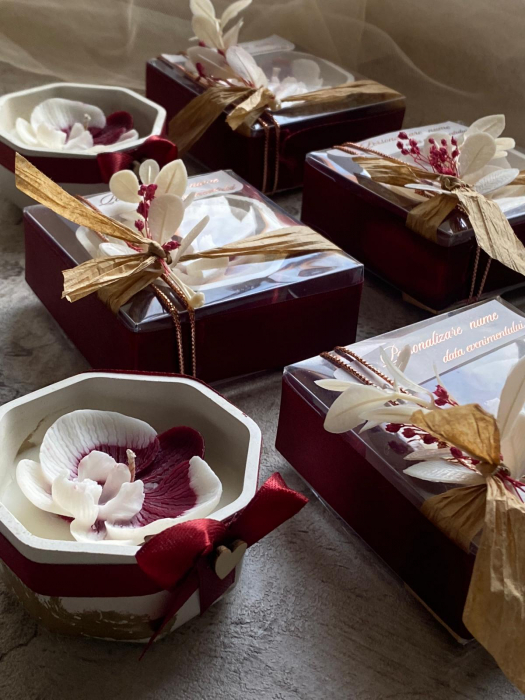 Marturii Orhidee alb visiniu, lumânări parfumate din ceară de soia, floare lucrată manual, cutie transparentă și fundă burgundy. Cadou elegant pentru nuntă și botez.  Imagine. Marturii nunta botez Orhidee alb visiniu, lumânări parfumate handmade din ceară soia, cutie transparentă elegantă cu fundiță burgundy, cadou rafinat pentru invitați. [7]
