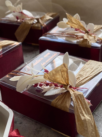 Marturii Orhidee alb visiniu, lumânări parfumate din ceară de soia, floare lucrată manual, cutie transparentă și fundă burgundy. Cadou elegant pentru nuntă și botez.  Imagine. Marturii nunta botez Orhidee alb visiniu, lumânări parfumate handmade din ceară soia, cutie transparentă elegantă cu fundiță burgundy, cadou rafinat pentru invitați. [2]