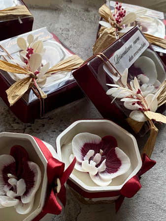 Marturii lumanari - Marturii Orhidee alb visiniu, lumânări parfumate din ceară de soia, floare lucrată manual, cutie transparentă și fundă burgundy. Cadou elegant pentru nuntă și botez.  Imagine. Marturii nunta botez Orhidee alb visiniu, lumânări parfumate handmade din ceară soia, cutie transparentă elegantă cu fundiță burgundy, cadou rafinat pentru invitați.