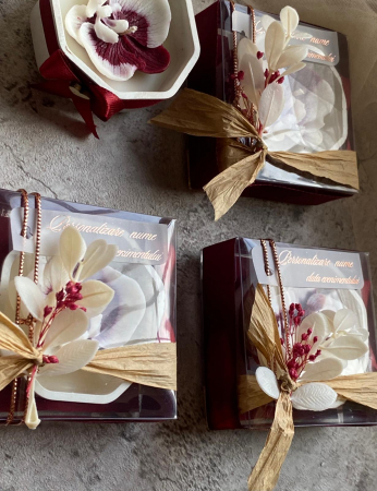 Marturii Orhidee alb visiniu, lumânări parfumate din ceară de soia, floare lucrată manual, cutie transparentă și fundă burgundy. Cadou elegant pentru nuntă și botez.  Imagine. Marturii nunta botez Orhidee alb visiniu, lumânări parfumate handmade din ceară soia, cutie transparentă elegantă cu fundiță burgundy, cadou rafinat pentru invitați. [7]