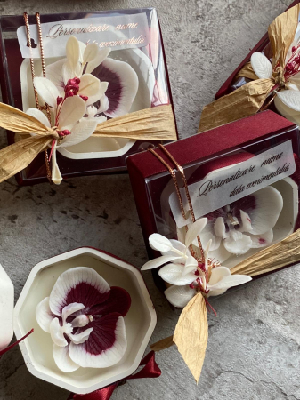 Marturii Orhidee alb visiniu, lumânări parfumate din ceară de soia, floare lucrată manual, cutie transparentă și fundă burgundy. Cadou elegant pentru nuntă și botez.  Imagine. Marturii nunta botez Orhidee alb visiniu, lumânări parfumate handmade din ceară soia, cutie transparentă elegantă cu fundiță burgundy, cadou rafinat pentru invitați. [8]