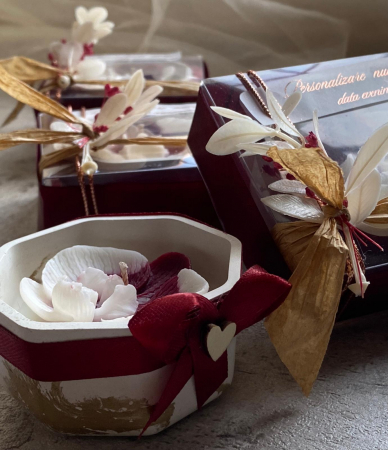 Marturii Orhidee alb visiniu, lumânări parfumate din ceară de soia, floare lucrată manual, cutie transparentă și fundă burgundy. Cadou elegant pentru nuntă și botez.  Imagine. Marturii nunta botez Orhidee alb visiniu, lumânări parfumate handmade din ceară soia, cutie transparentă elegantă cu fundiță burgundy, cadou rafinat pentru invitați. [5]