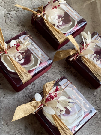 Marturii Orhidee alb visiniu, lumânări parfumate din ceară de soia, floare lucrată manual, cutie transparentă și fundă burgundy. Cadou elegant pentru nuntă și botez.  Imagine. Marturii nunta botez Orhidee alb visiniu, lumânări parfumate handmade din ceară soia, cutie transparentă elegantă cu fundiță burgundy, cadou rafinat pentru invitați. [3]