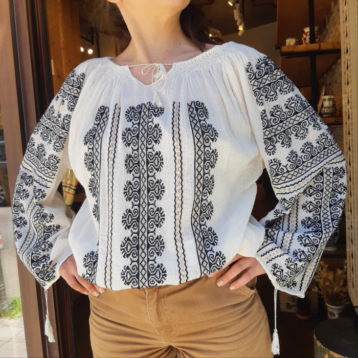 romanian-blouse-long-sleeve-motif-rooster-beige-black [1]