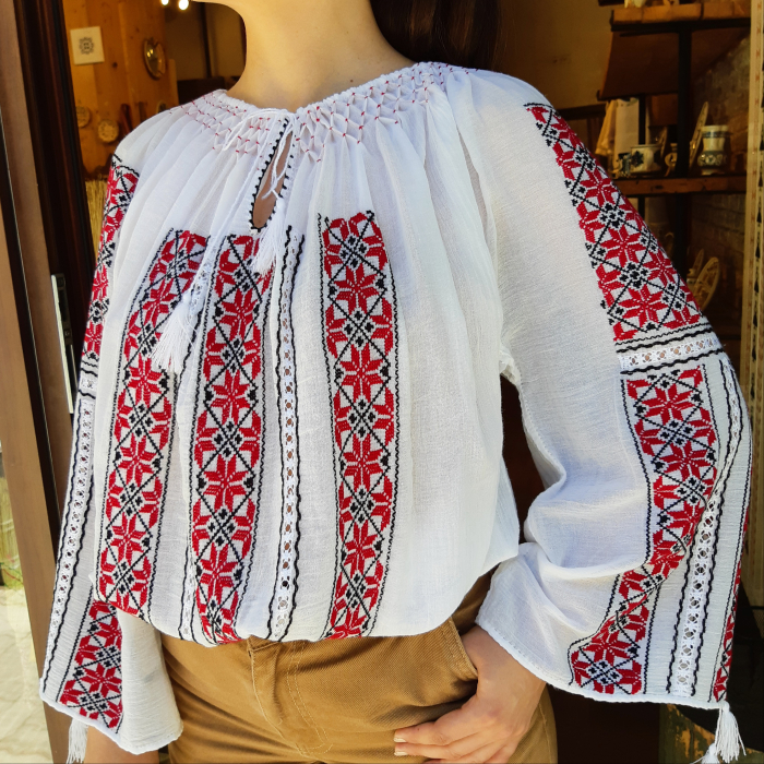 romanian-blouse-long-sleeve-motif-the-north-star-red-balck [1]