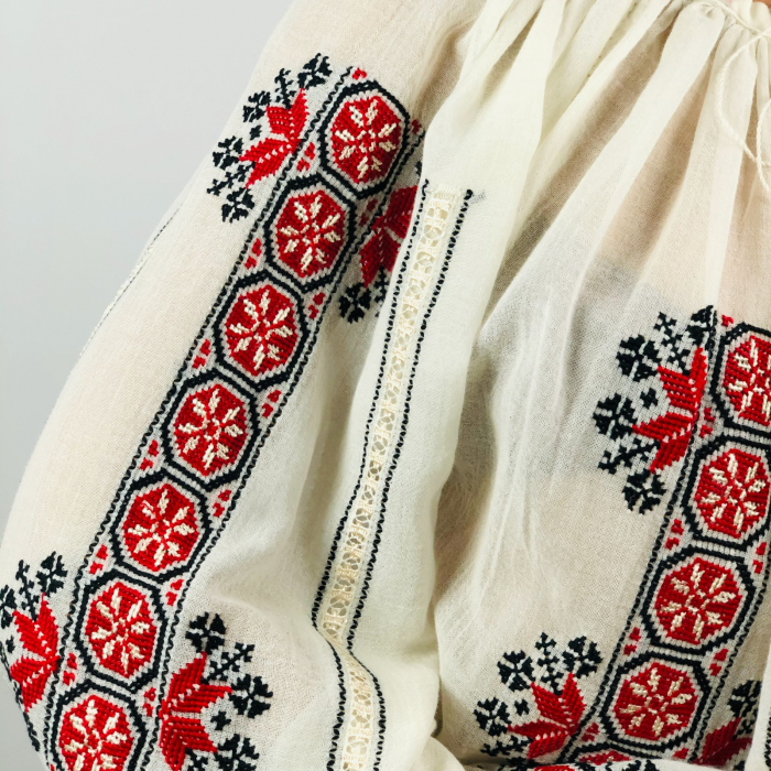 Beige Romanian Blouse long sleeve motif The Wheel red-black [2]