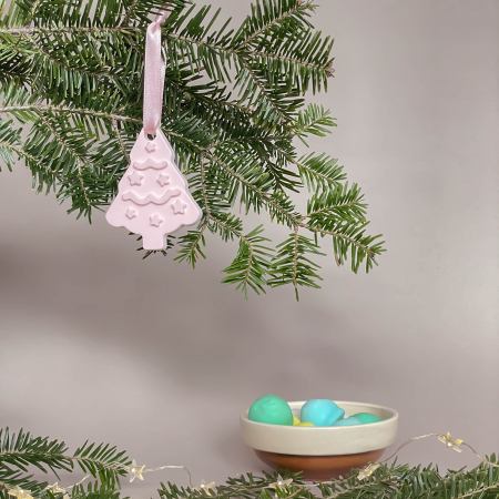 festive-ceramic-ornaments-christmas-tree [0]