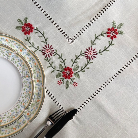 Tablecloth - 2.7x1.75 m Red Flowers Beige [1]