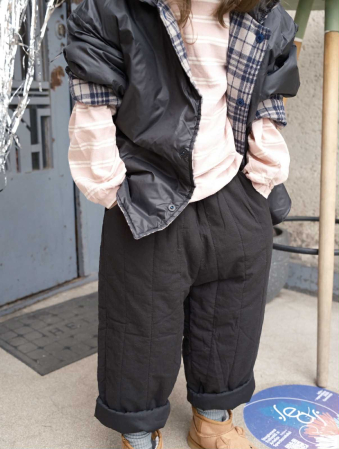 Pantaloni matlasati negri [2]