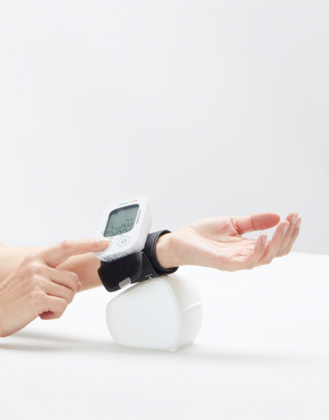 Tensiometru de incheietura Lanaform masuratori precise, total automatizat, ecran LCD, functie de monitorizare a tensiunii arteriale si a ritmului cardiac, memorie masuratori, portabil [7]