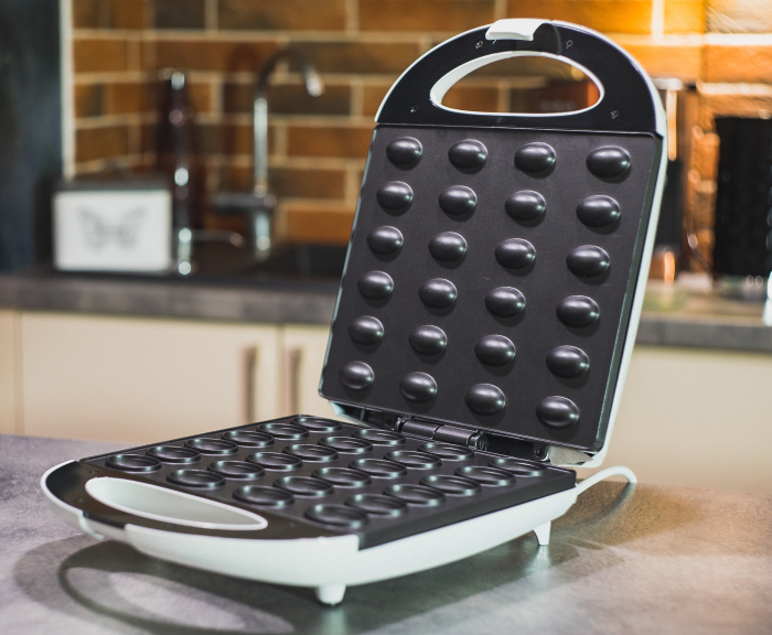 Aparat XXL cu 24 forme pentru preparat nuci, invelis antiaderent, 1600 W carcasa termoizolanta, picioare antiderapante, negru/alb [2]