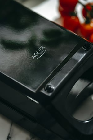 Sandwich maker multifunctional Adler capabil coacere, prajire, gratar cu fata dubla suprafata ovala in cavitate 180x90mm 900W Negru [3]
