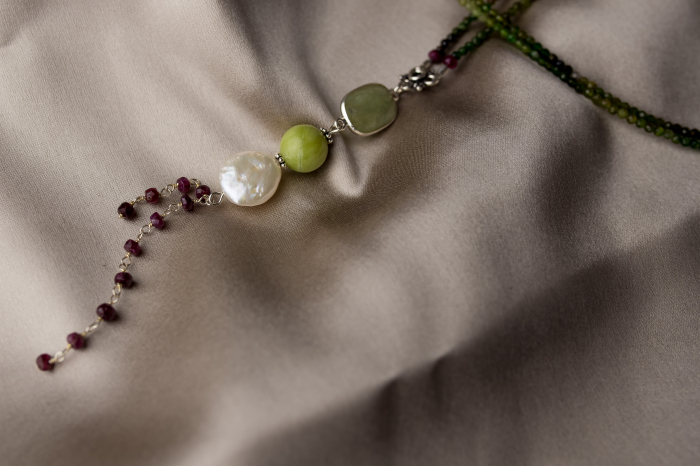 Green Tourmaline, green Sapphire, Jasper, Ruby ​​disc semi-precious stones with cultured pearl necklace [2]
