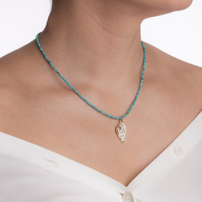 Colier pietre semipretioase turcoaz 2 mm cu pandantiv auriu emailat sub forma de melc lungime 41 cm [3]