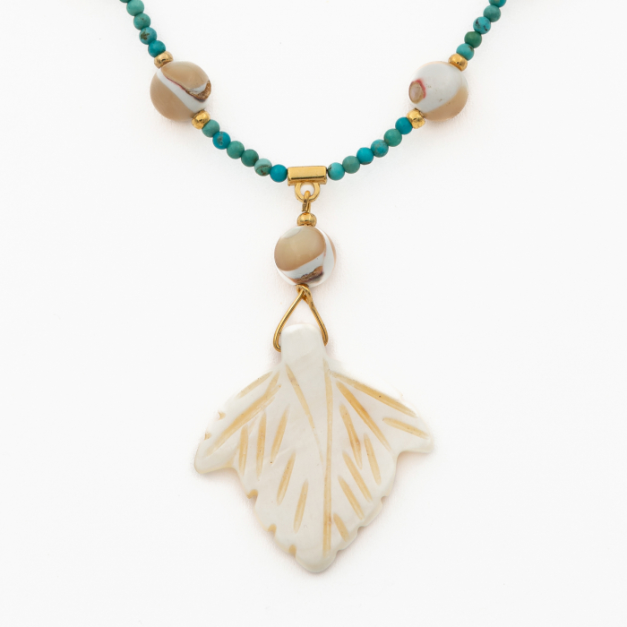 Colier pietre semipretioase turcuaz 2 mm cu margele din sidef si pandantiv frunza din sidef lungime 50 cm [2]
