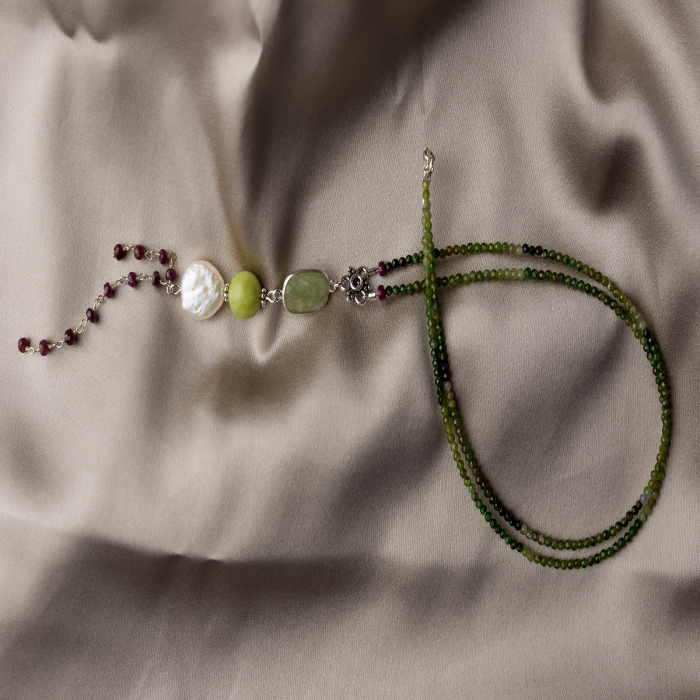 Green Tourmaline, green Sapphire, Jasper, Ruby ​​disc semi-precious stones with cultured pearl necklace [1]