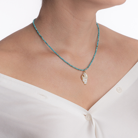 Colier pietre semipretioase turcoaz 2 mm cu pandantiv auriu emailat sub forma de melc lungime 41 cm [3]