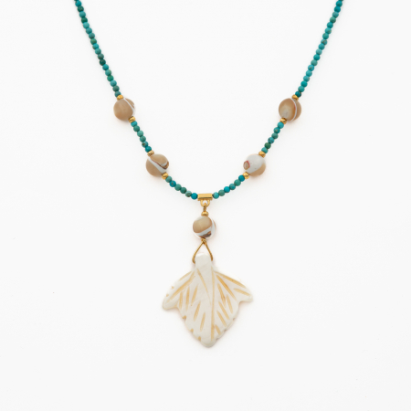 Coliere dama - Colier pietre semipretioase turcuaz 2 mm cu margele din sidef si pandantiv frunza din sidef lungime 50 cm