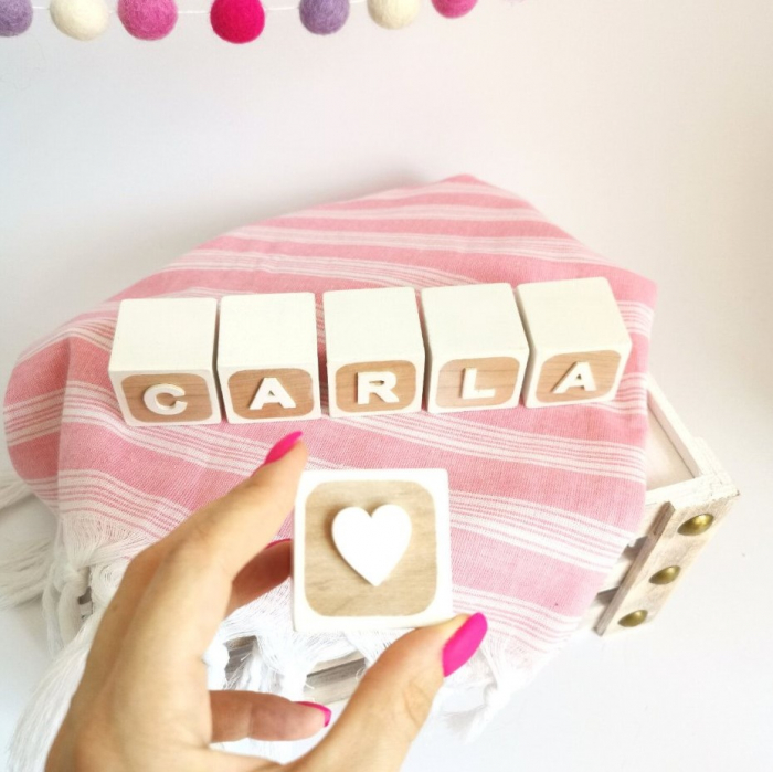 Cub din lemn vopsit partial si personalizat cu litera si figurina [7]