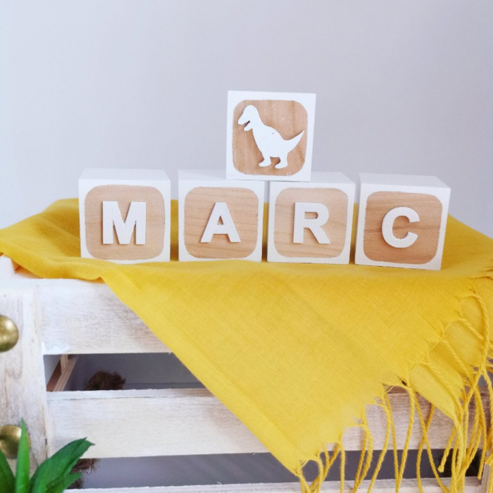 Cub din lemn vopsit partial si personalizat cu litera si figurina [10]
