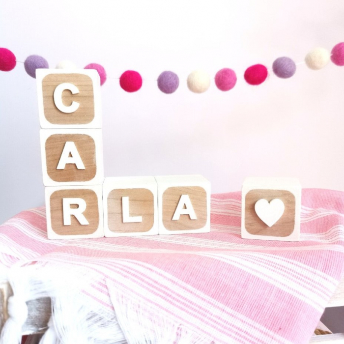 Cub din lemn vopsit partial si personalizat cu litera si figurina [9]