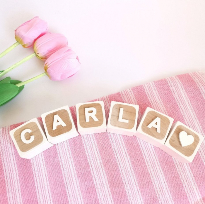 Cub din lemn vopsit partial si personalizat cu litera si figurina [6]
