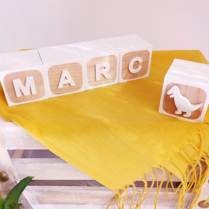 Cub din lemn vopsit partial si personalizat cu litera si figurina [13]