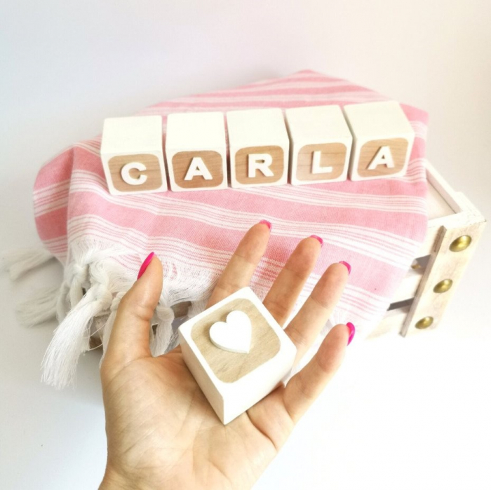 Cub din lemn vopsit partial si personalizat cu litera si figurina [8]