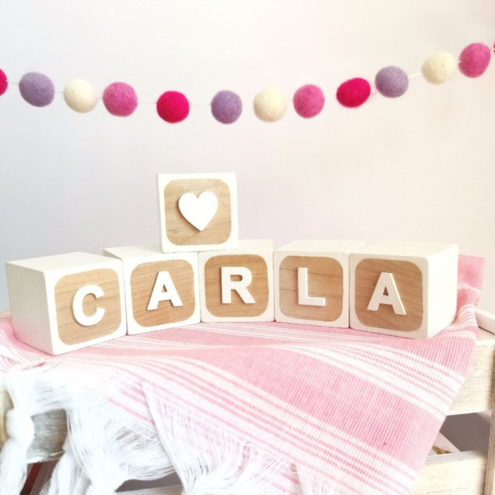Cub din lemn vopsit partial si personalizat cu litera si figurina [4]