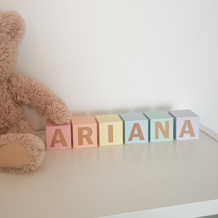 Cub din lemn personalizat cu nume in culori Curcubeu [2]