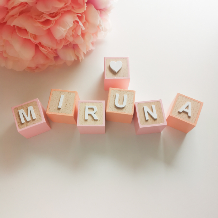 Cub din lemn vopsit partial si personalizat cu litera si figurina [15]