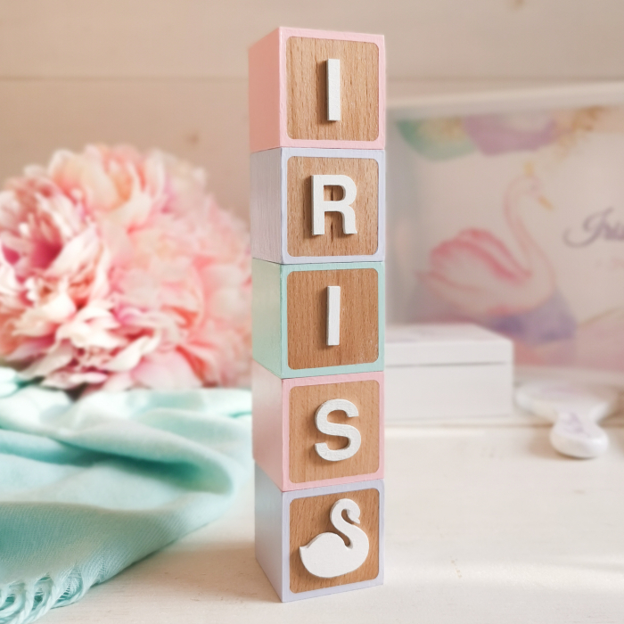 Cub din lemn vopsit partial si personalizat cu litera si figurina [2]